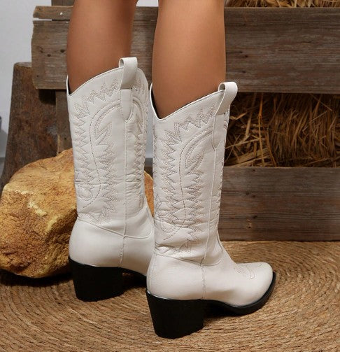 UMA WHITE COWBOY BOOT WITH CONTRAST STITCHING