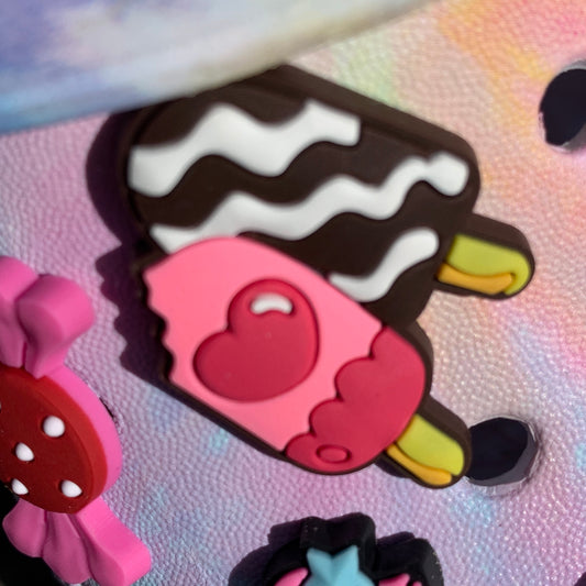 a cake that has a cat on it 