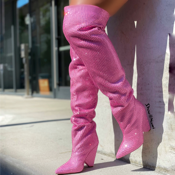 Liliana NANO-1 pink


- Pink Rhinestone Encrusted Boots
- Over the Knee Thigh High Slouch Boots
- Pointy Toe
- Tapered Cone Heel, Approx. 4"
- Also Available in Nude, Black, Silver